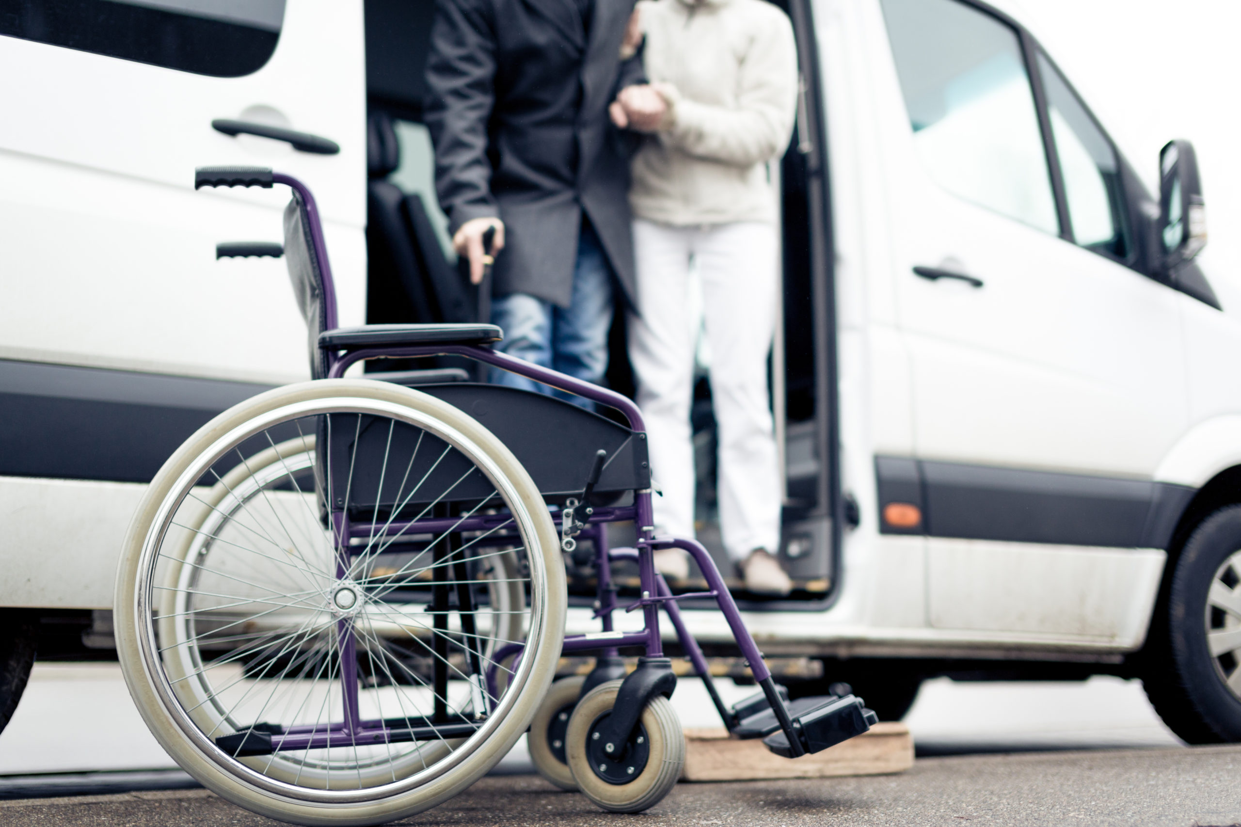 Перевозка инвалидов medportal. Инвалид. Транспорт для инвалидов. Машина для инвалидов колясочников. Инвалид с сопровождающим.