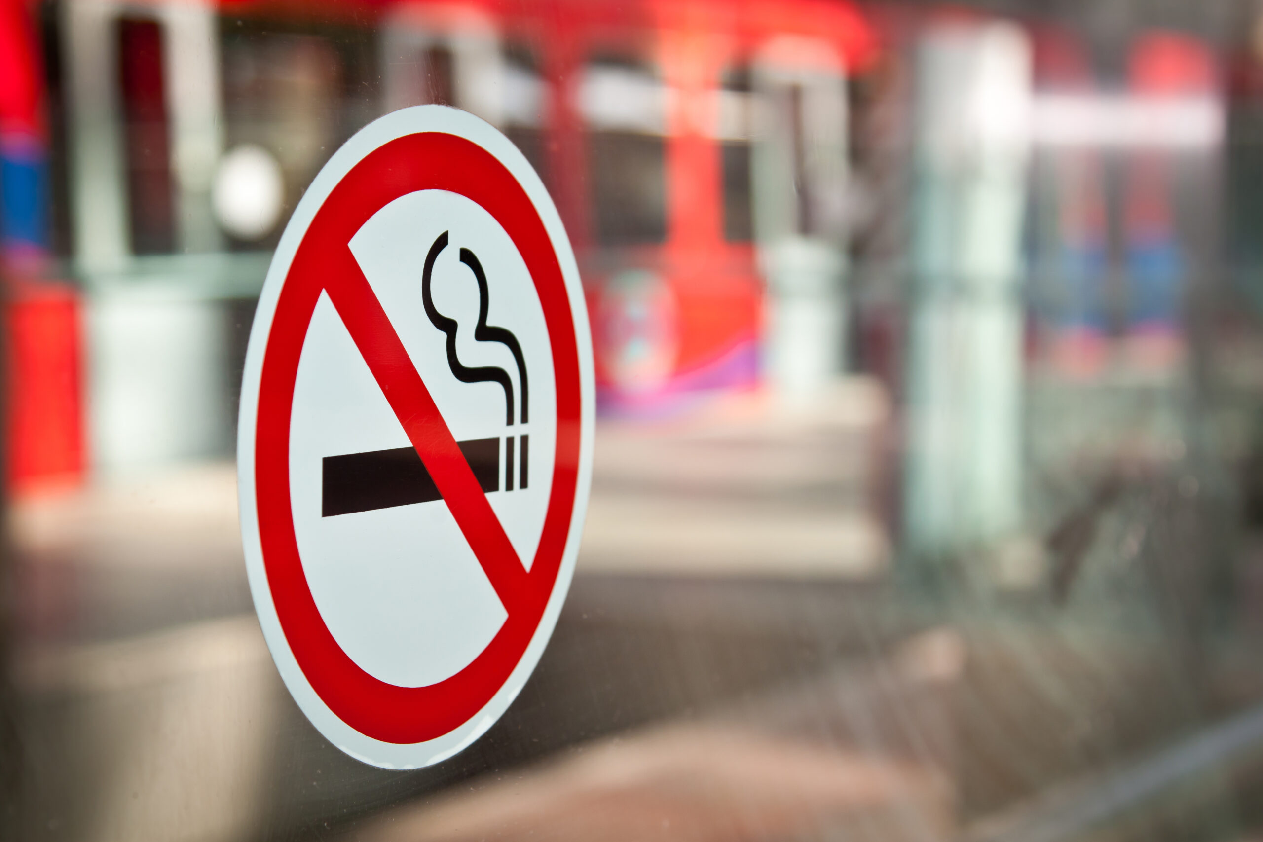 Запрет на регистрацию купить. Курение в общественных местах. Курение в общественных местах запрещено. Запрет продажи сигарет. Курение в неположенном месте.